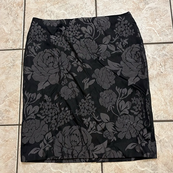 White House Black Market Dresses & Skirts - White House Black Market Floral Pencil Skirt